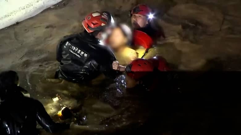 المياه وصلت إلى أعناقهم.. شاهد الإنقاذ الدرامي لأشخاص عالقين في مرآب مغمور بمياه فيضانات في كوريا الجنوبية