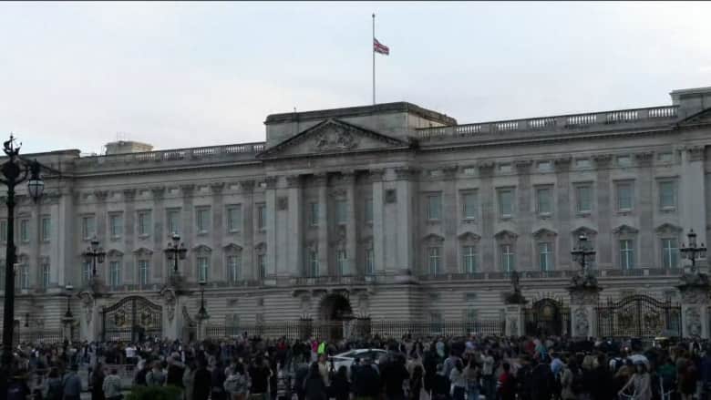 وفاة الملكة إليزابيث.. لحظة تنكيس العلم فوق قصر باكنغهام وما يمكن توقعه في الأيام القادمة