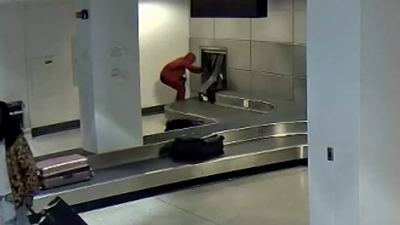 كاميرا مراقبة ترصد لحظة "زحف" رجل داخل فتحة حزام الأمتعة نحو منطقة محظورة في مطار بأمريكا