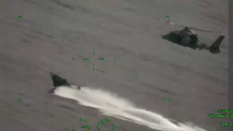 كاميرا جوية ترصد مطاردة طائرة حوامة لزورق في المياه محمل بالكوكايين.. شاهد ما حدث
