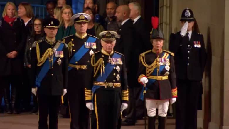 شاهد أبناء الملكة إليزابيث يتناوبون في مراسم الوقوف مع الحرس الملكي أمام نعشها