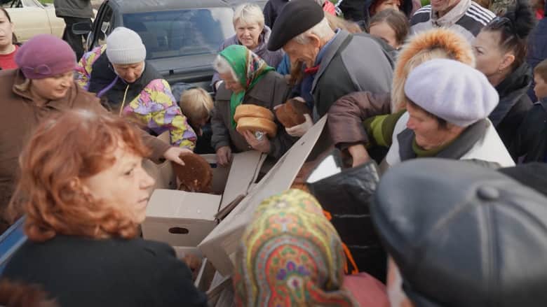 يجازفون للحصول على رغيف خبز.. شاهد مخاطر الحياة في كوبيانسك المحررة من الروس