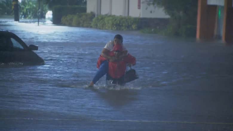 شاهد مراسل قناة إخبارية يخوض في مياه الفيضانات لإنقاذ ممرضة عالقة