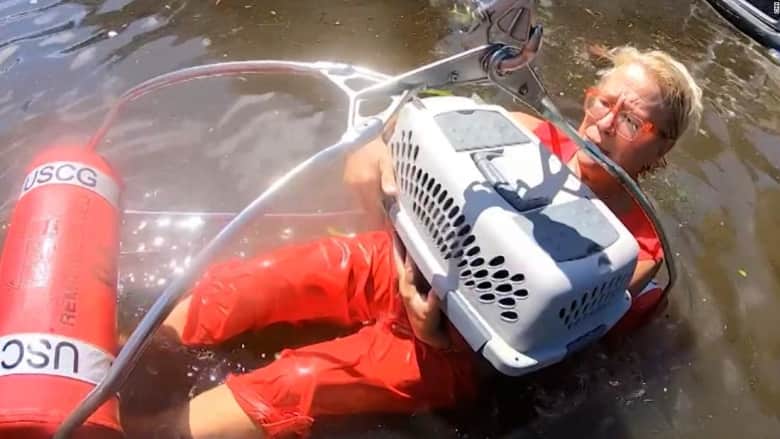 شاهد كيف أنقذ خفر السواحل الأمريكي امرأة حاصرتها الفيضانات
