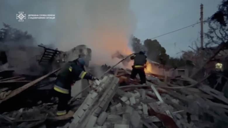 أشعل الحرائق ودمر المباني.. شاهد ما خلفه قصف صاروخي روسي عنيف على زاباروجيا