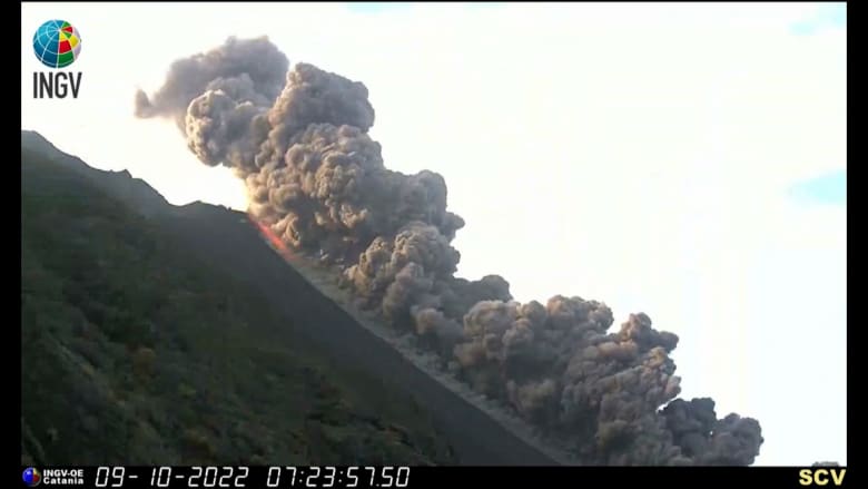 شاهد.. ثوران بركان سترومبولي بإيطاليا يطلق العنان لحمم بركانية متطايرة