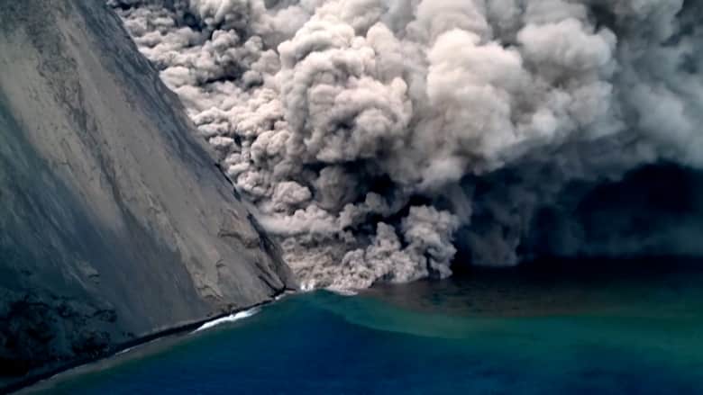 شاهد كيف ثار بركان سترومبولي بإيطاليا وقذف الحمم البركانية إلى البحر