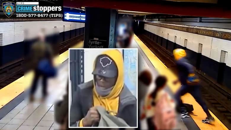 رصدته الكاميرا.. شاهد اللحظة المرعبة التي دُفع فيها رجل بعنف على مسارات مترو الأنفاق بنيويورك