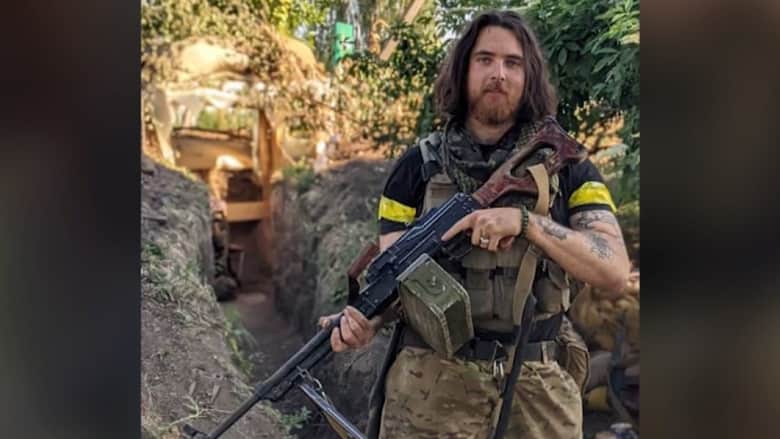 قتل في الحرب.. CNN تشهد إعادة روسيا لرفات مقاتل أمريكي لقي حتفه في أوكرانيا