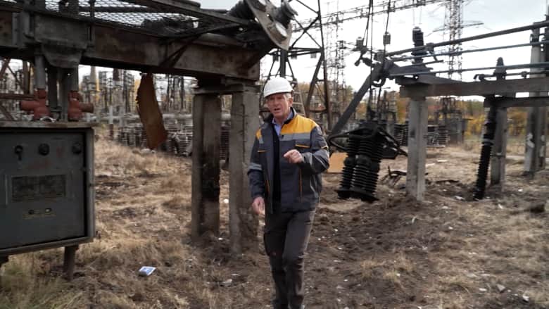 مراسل CNN يأخذ جولة في محطة طاقة أوكرانية تعرضت للدمار في قصف روسي.. ماذا وجد؟