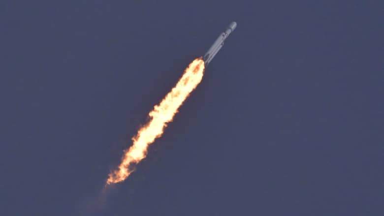 بعد غياب 3 سنوات.. "سبيس إكس" تكمل مهمة صاروخ "فالكون هيفي" الأولى