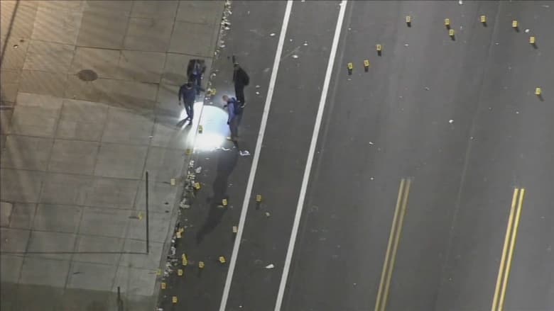 مسلحون يطلقون النار على حشد خارج حانة بفيلادلفيا.. والشرطة تطاردهم