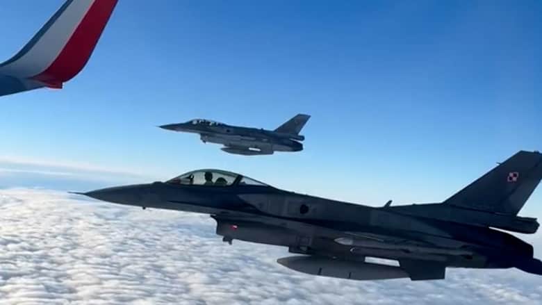 شاهد مقاتلات F-16 ترافق طائرة فريق كرة القدم البولندي إلى قطر