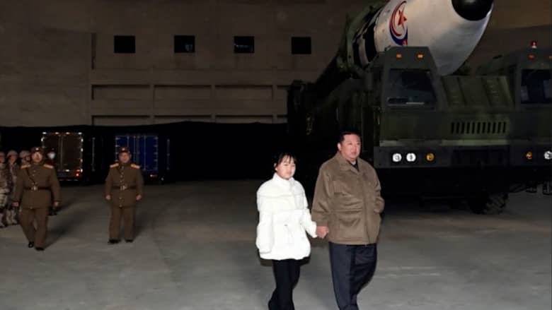 شاهد.. أول ظهور لابنة زعيم كوريا الشمالية خلال إطلاق صاروخ باليستي