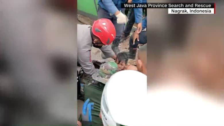 قرب جثة جدته.. شاهد لحظة انتشال طفل من تحت أنقاض منزل دمره زلزال إندونيسيا