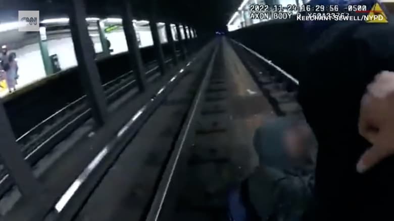 قبل وصول القطار بلحظات.. كاميرا ترصد ضباط شرطة ينقذون رجلًا عالقًا على القضبان
