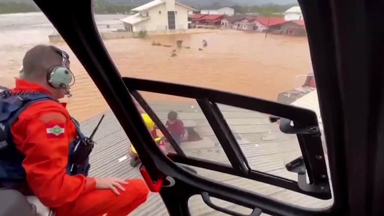 شاهد إنقاذ عائلات من فوق أسطح منازل حاصرتها فيضانات غامرة في البرازيل