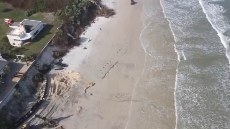 دُفن منذ عقود.. شاهد ما كشفته عاصفة بالصدفة على شاطئ في فلوريدا