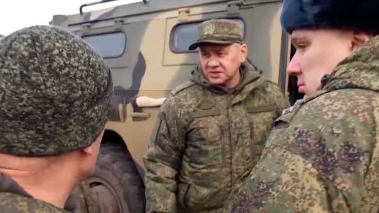 "اهدأوا كل شي على ما يرام".. فيديو صادم لوزير الدفاع الروسي يطمئن جنودًا في الجبهة الأمامية