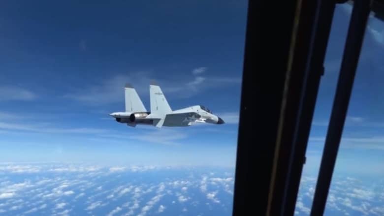 ابتعدت تجنبًا للاصطدام.. فيديو يُظهر مقاتلة صينية تعترض طائرة استطلاع أمريكية ضخمة