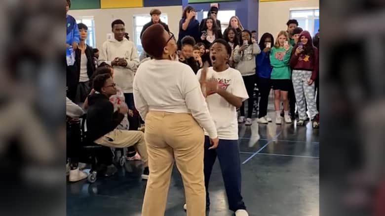 صفعها بحركة راقصة.. شاهد كيف ردت معلمة على طالب في المدرسة