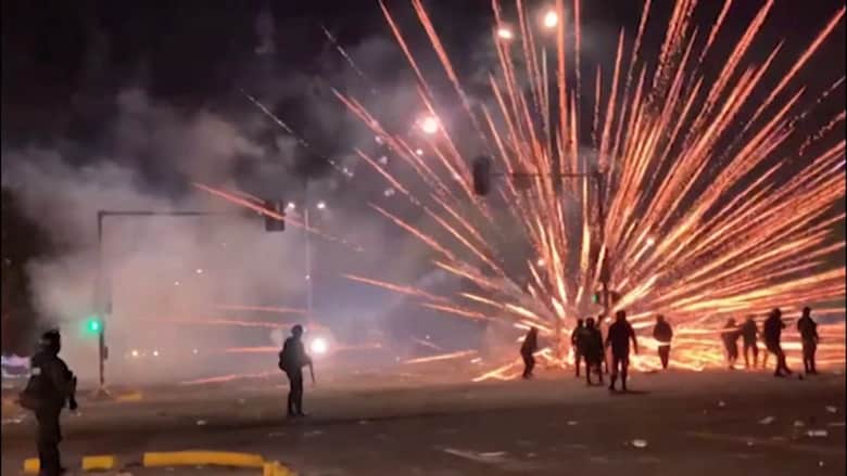 شاهد قوات الأمن في بوليفيا تتعرض للقصف بوابل من الألعاب النارية بعد اعتقال زعيم المعارضة