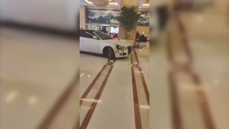 فيديو يظهر سيارة رياضية تقتحم بهو فندق فخم في شنغهاي.. شاهد السبب