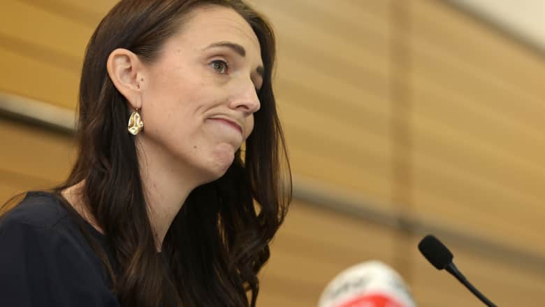شاهد كيف خنقت العبرة رئيسة وزراء نيوزيلندا أثناء إعلان استقالتها