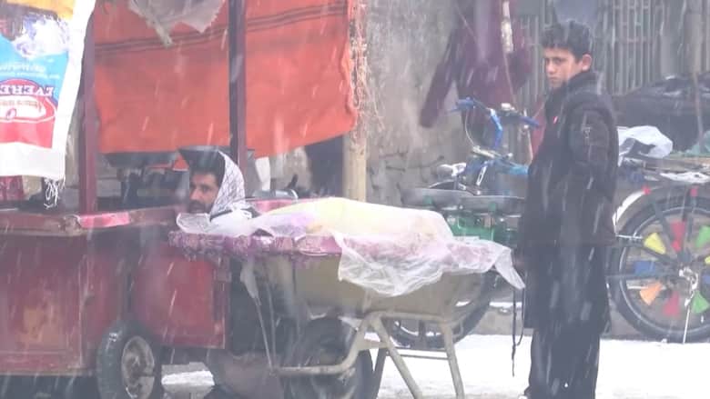 بين الحصول على الطعام أو التدفئة.. أسر أفغانية تضطر لاتخاذ قرارات صعبة في أجواء قاسية