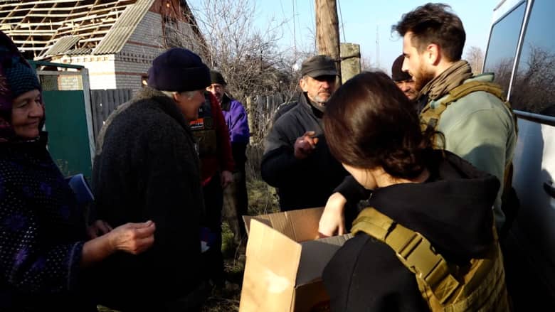 شاهد.. متطوعون أوكرانيون يخاطرون بأرواحهم لتقديم المساعدات للخطوط الأمامية