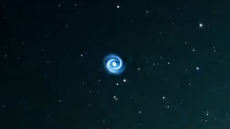 تلسكوب ياباني يكتشف "دوامة زرقاء" غامضة بسماء هاواي بعد إطلاق SpaceX قمرًا صناعيًا جديدًا