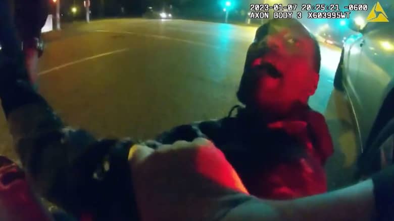 كاميرا تظهر آخر لحظات شاب قبل مقتله على يد الشرطة الأمريكية
