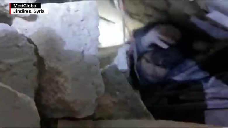 "بس أريد أطلع".. فيديو مؤثر للحظة إنقاذ طفل من بين الحطام في سوريا إثر الزلزال