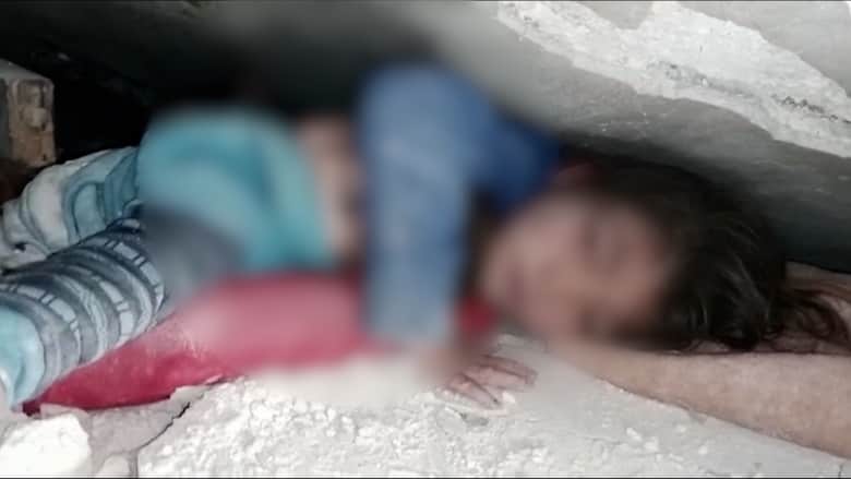 "طلعني وأكون خدامة عندك".. شاهد طفلة سورية تحمي شقيقتها تحت الأنقاض وتطلب إنقاذهما