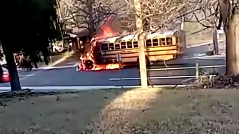 اشتعلت فيها النيران بسرعة.. كاميرا توثق لحظات احتراق حافلة مدرسية ومقتل سائق دراجة صدمها
