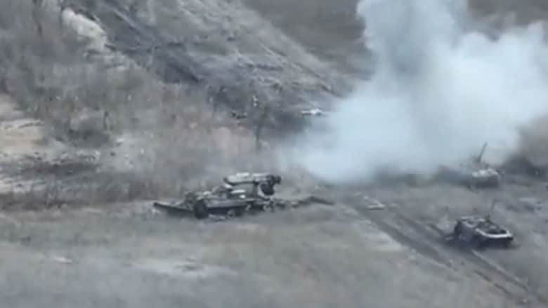 شاهد لحظة استهداف رتل عسكري روسي.. وموسكو تتكبد خسائر كبيرة في شرق أوكرانيا