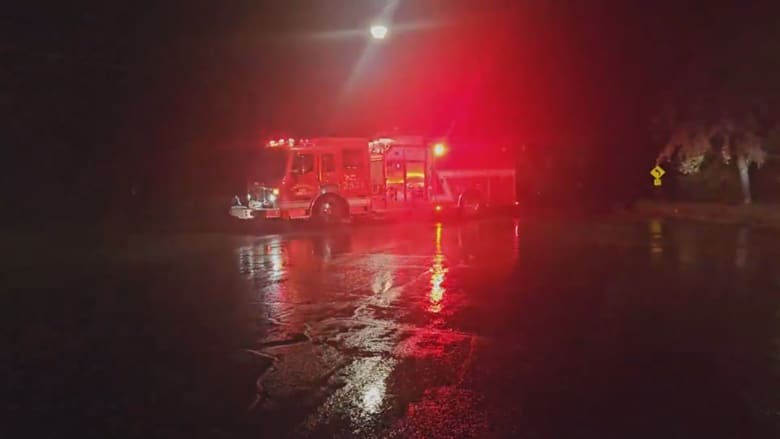 مات صعقًا.. رجل إطفاء يفارق الحياة بسبب سلك كهرباء سقط من الأمطار الكثيفة
