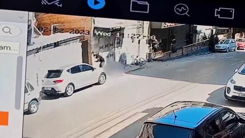 فيديو يظهر لحظة إطلاق الرصاص على فلسطينيين في نابلس.. وسقوط أحدهم