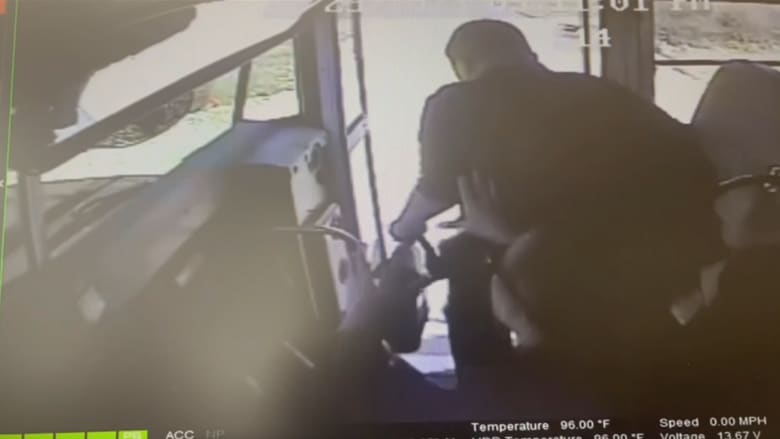 فيديو يظهر ما حدث لطالب لحظة نزوله من حافلة مدرسية.. شاهد ما فعلته السائقة