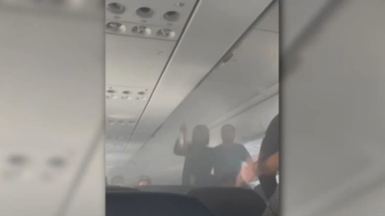 دخان يملأ مقصورة الركاب.. شاهد ما حدث داخل طائرة عندما اشتعلت حقيبة مسافر