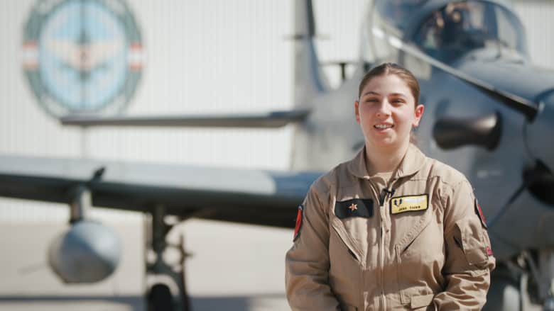 أول ضابط أنثى بالجيش اللبناني تقود طائرة حربية تقول لـCNN: التحدي بدأ الآن