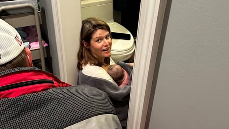 "ماذا نفعل الآن".. مذيعة CNN تنجب طفلتها في حمام منزلها بعد 13 دقيقة من المخاض
