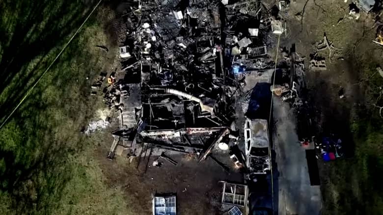 انفجار هز منزلها.. شاهد حريق هائل سوى منزلًا بالأرض في أمريكا