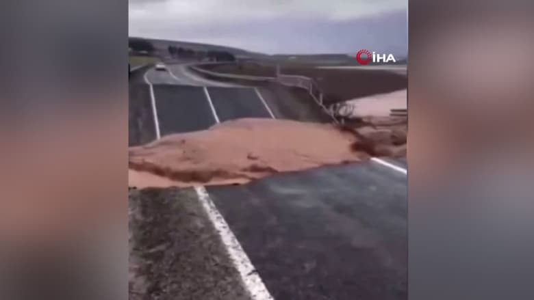 فيديو يُظهر لحظة انقسام شارع في تركيا لنصفين بسبب فيضانات هائلة