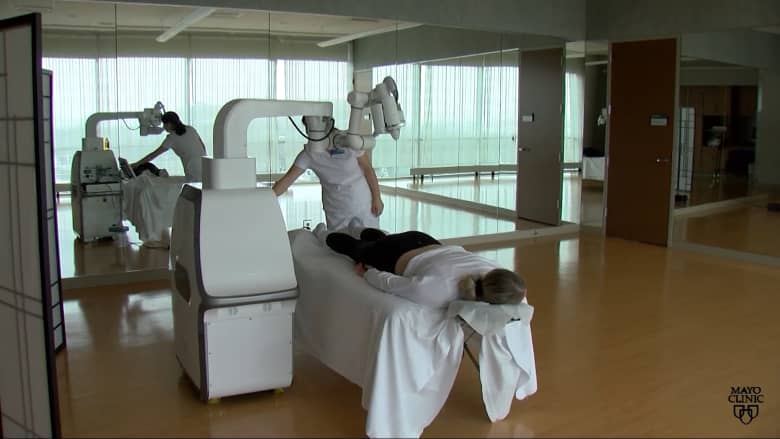 هل هذا هو مستقبل العلاج بالتدليك؟ شاهد كيف يستخدم هذا الروبوت تقنيات متقدمة للمساعدة في تخفيف آلام الظهر
