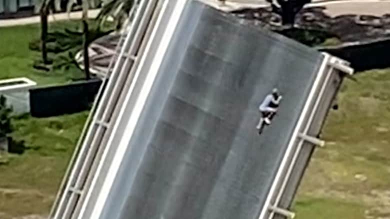 لحظة مفزعة صورتها كاميرا.. شاهد ما فعله رجل غامض فوق جسر متحرك في فلوريدا