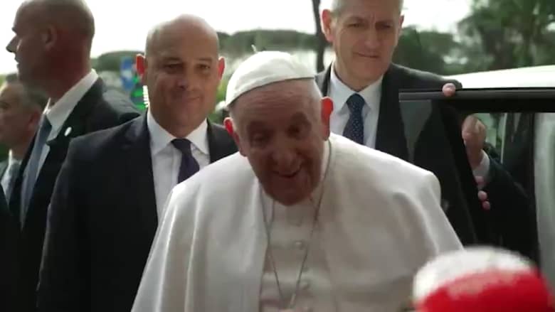 البابا يمازح مراسلة CNN بعد خروجه من المستشفى.. شاهد ما قاله لها