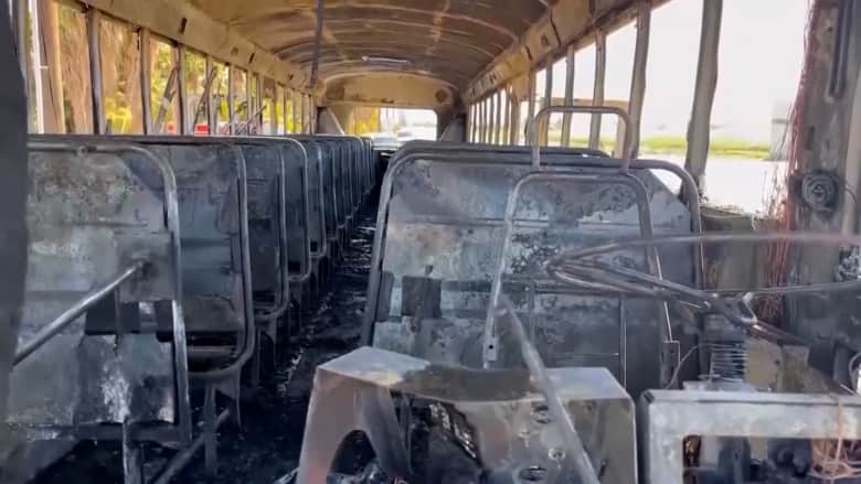 لم يبق إلا هيكلها.. شاهد ما حدث لحافلة مدرسية بعدما احترقت بأمريكا