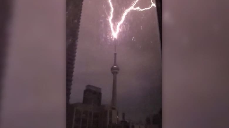 مشهد مذهل.. كاميرا تلتقط لحظة إصابة صاعقة برق قمة برج في كندا