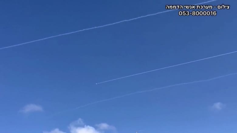 شاهد لحظة اعتراض صواريخ أطلقت من لبنان في سماء إسرائيل